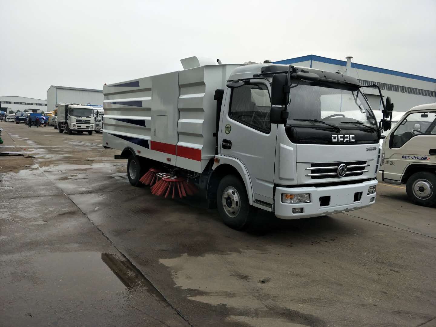 掃路車(chē)和洗掃車(chē)區(qū)別及工作原理