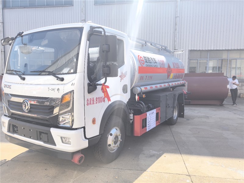 楚勝7方東風(fēng)D6東油罐車(chē)